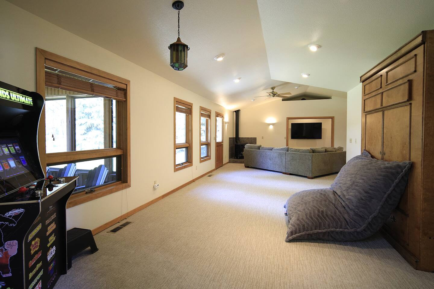 Flex Room - Queen size Murphy bed up + Arcade