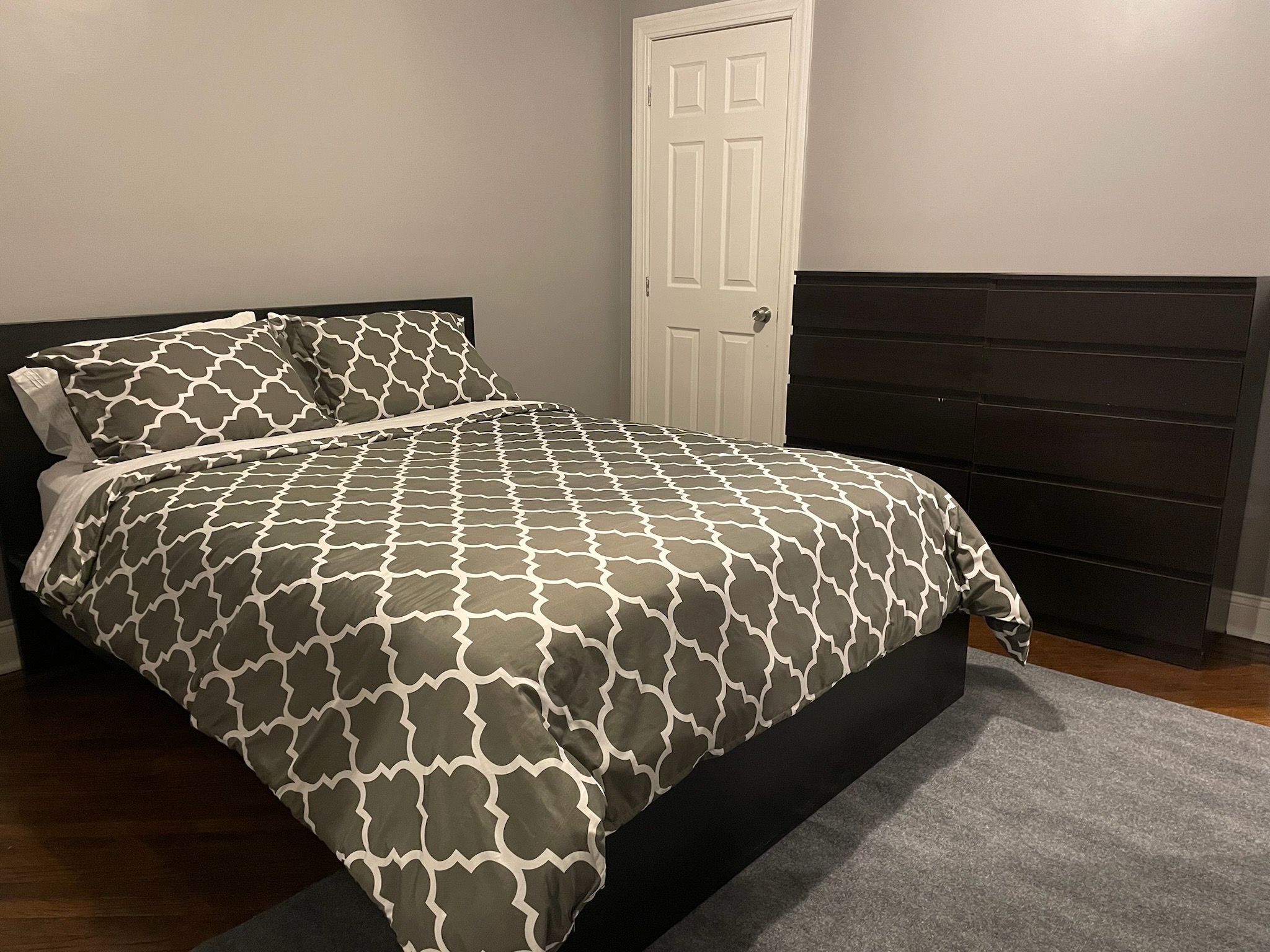Beautiful Bedroom Overlooking the Park - Queens County