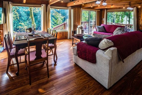Cascade River Cabin-riverfront, wood-fired hot tub