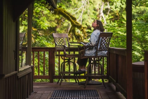 Cascade River Cabin-riverfront, wood-fired hot tub