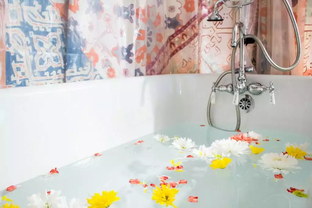 Wash, soak, relax! - Trendy Charming Downtown Butler Apartment - Butler