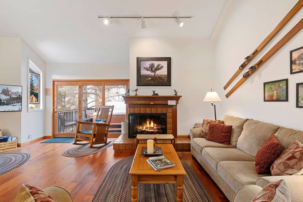 celebrate-utah-cheerful-and-cozy-condo/