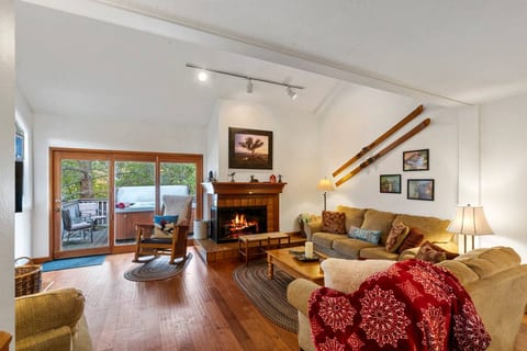 Celebrate Utah! Cheerful and Cozy Condo