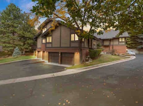 Celebrate Utah! Cheerful and Cozy Condo