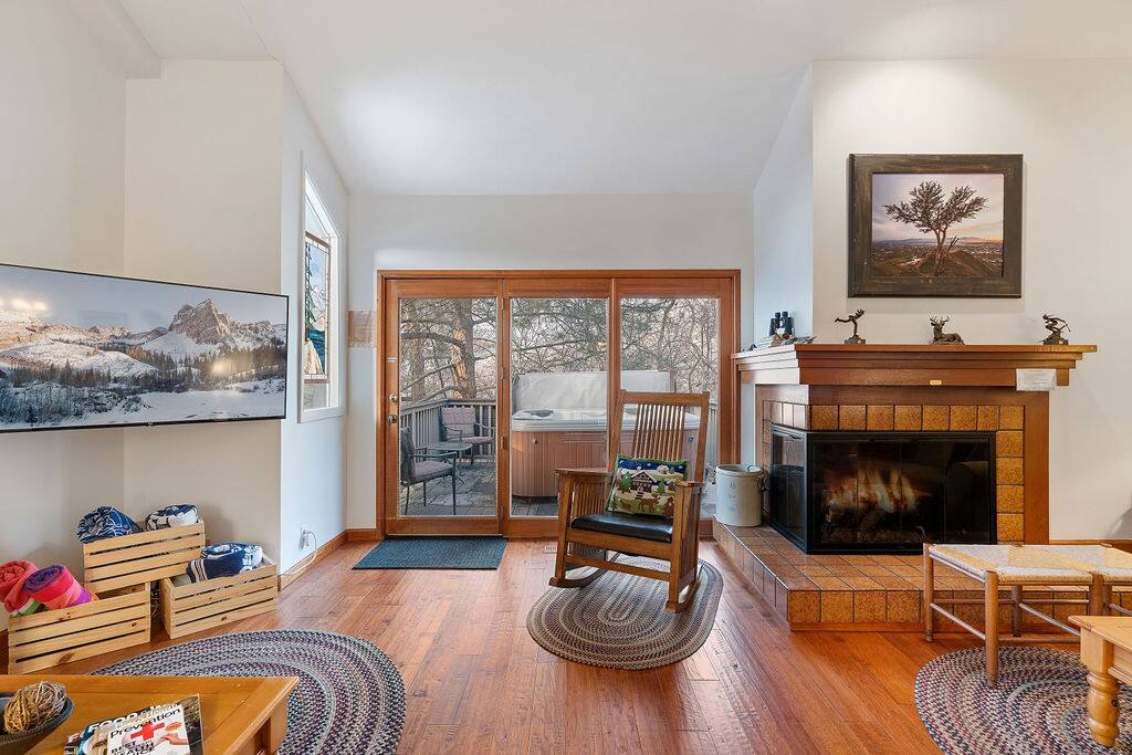 celebrate-utah-cheerful-and-cozy-condo/
