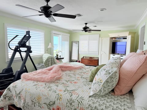 Riverfront 4BR: Heated Pool, Hot Tub, Boat Dock