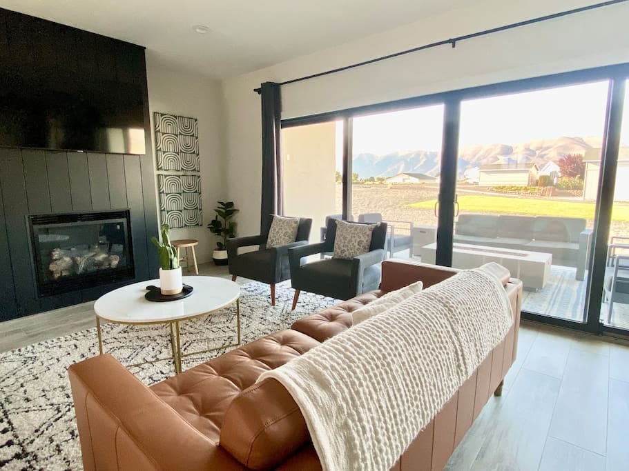 Large slider makes for light and bright living space with beautiful mountain views!