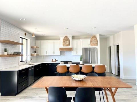 *New* Home near Columbia River, Golf and Gorge!