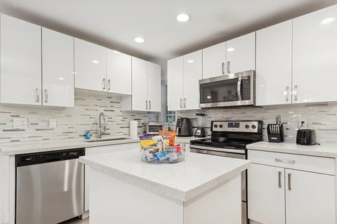 5-Bed Home with Pool & Mini Golf in Boynton Beach