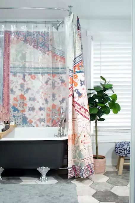 Vintage clawfoot tub, traditional shower, handheld shower. Splish splash! - Trendy Charming Downtown Butler Apartment - Butler