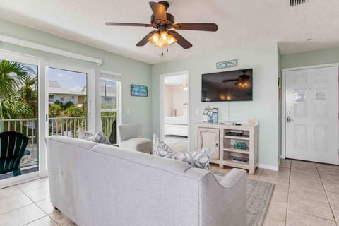 RELAXING RETREAT IN THE HEART OF NAVARRE BEACH!!