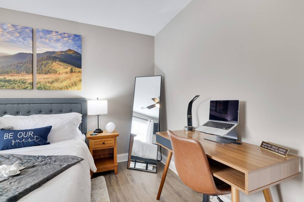 Stretch out and Work in Style: Spacious First Floor King Bedroom with a Private Workspace and Convenient Wireless Charging Lamp for Productive Travels. - Hideaway Between Lakes - Lake Harmony