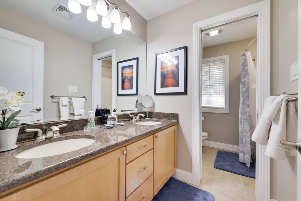 Freshen Up in the 1st-floor private bathroom with double vanity and tub/shower combo! - Hideaway Between Lakes - Lake Harmony