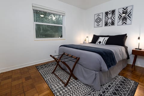 Mid-Century Modern Gem 5 minutes to Downtown GNV!
