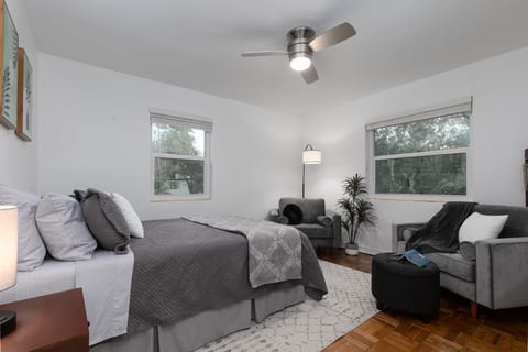 Mid-Century Modern Gem 5 minutes to Downtown GNV!