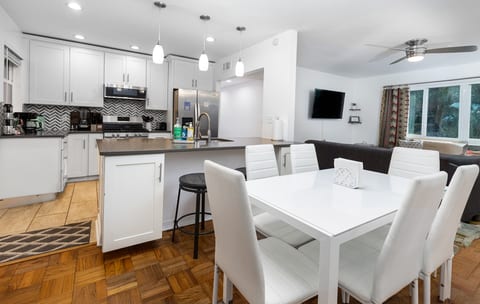 Mid-Century Modern Gem 5 minutes to Downtown GNV!