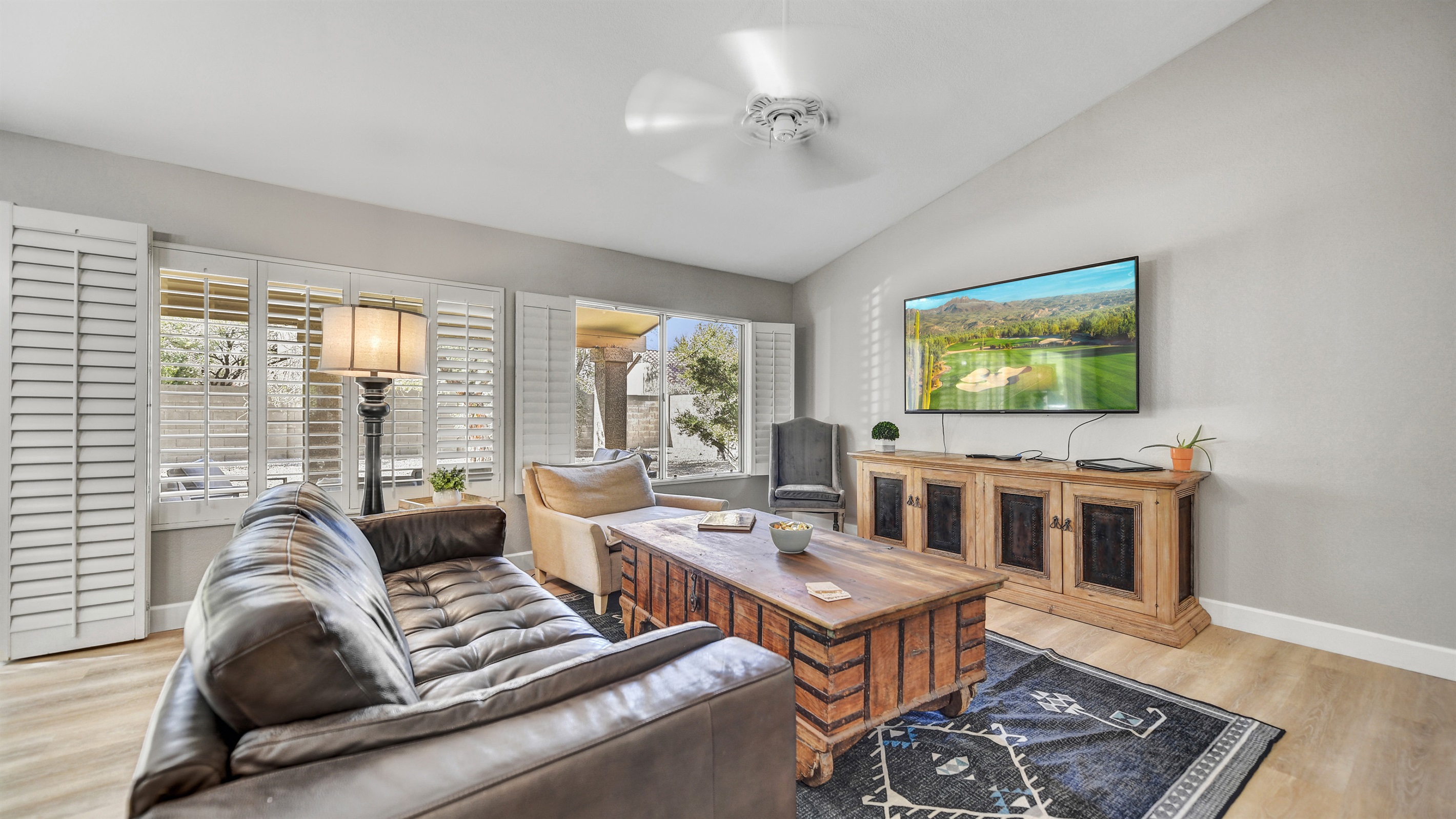 Large Screen Television Quiet and Convenient Location. Apprx 4 miles to 101N