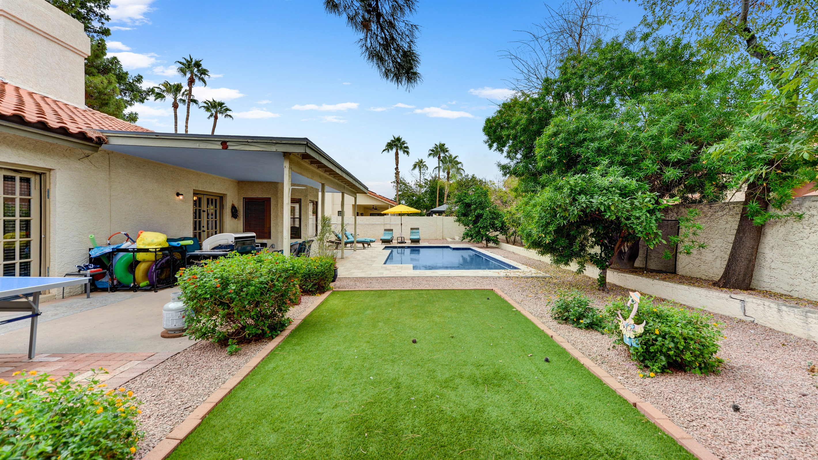 in-center-of-it-all-hot-we-pay-pool-heat/