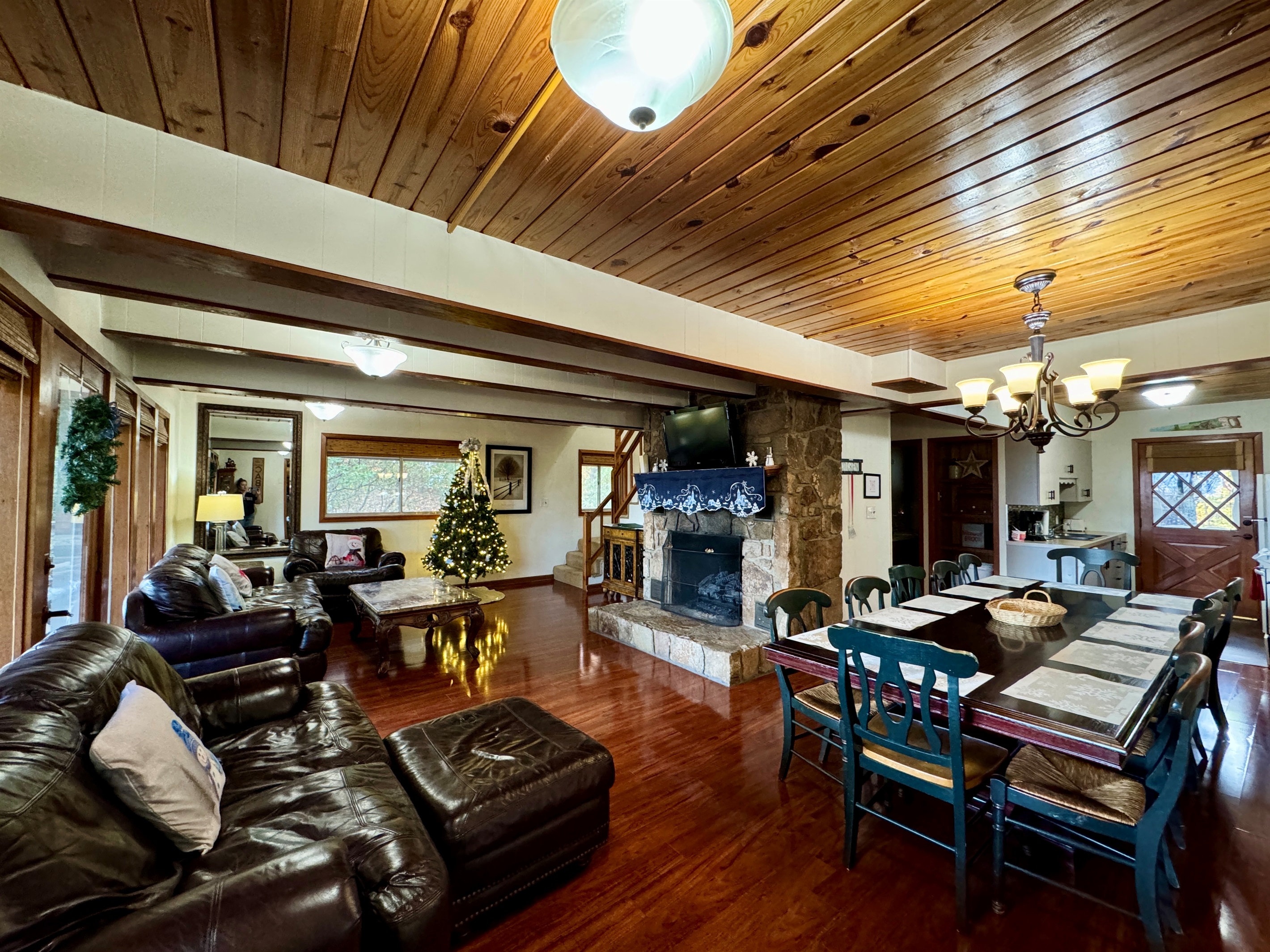 CHRISTMAS FAMILY/DINING & FIREPLACE