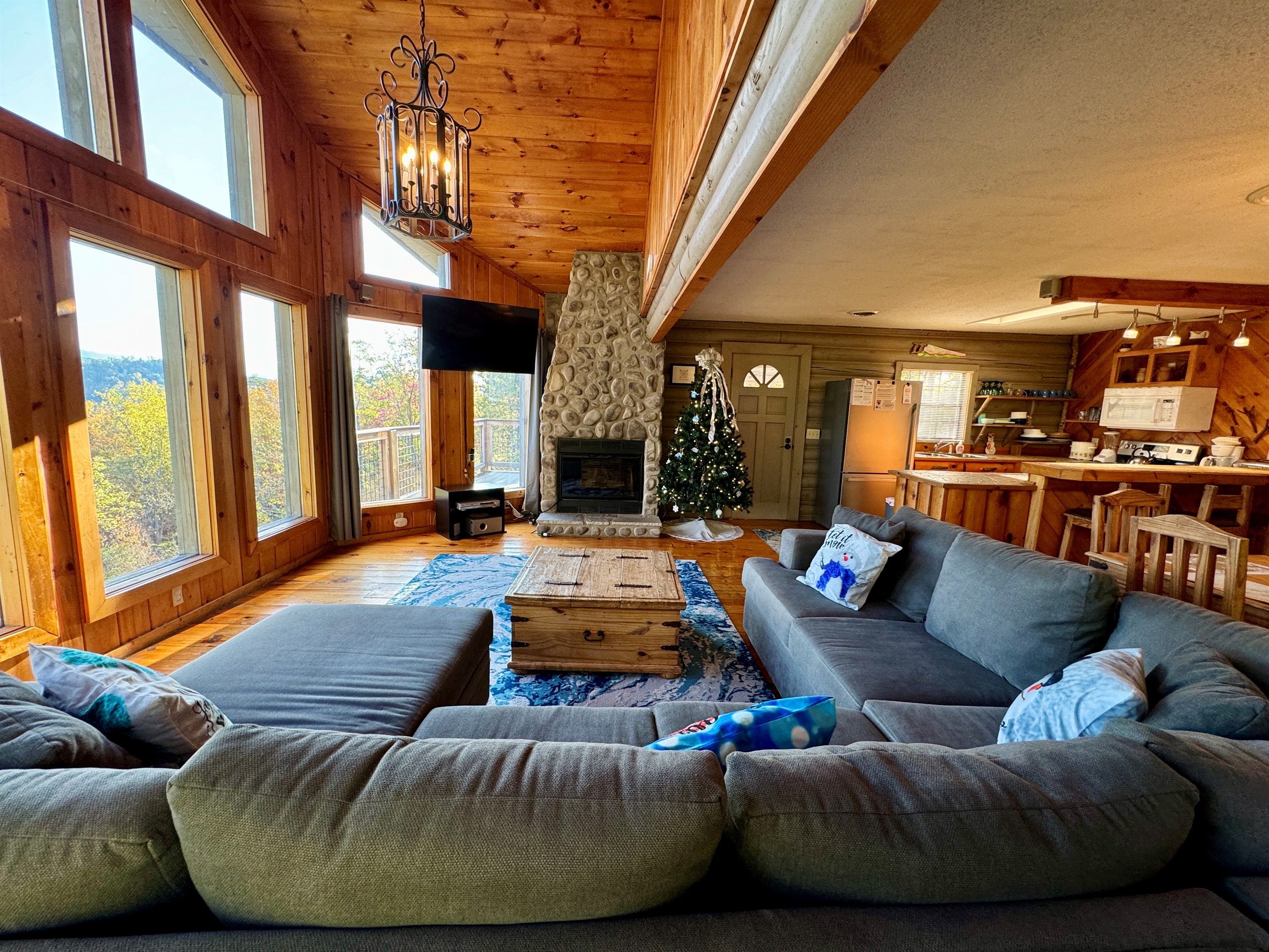 CHRISTMAS FIREPLACE VIEW