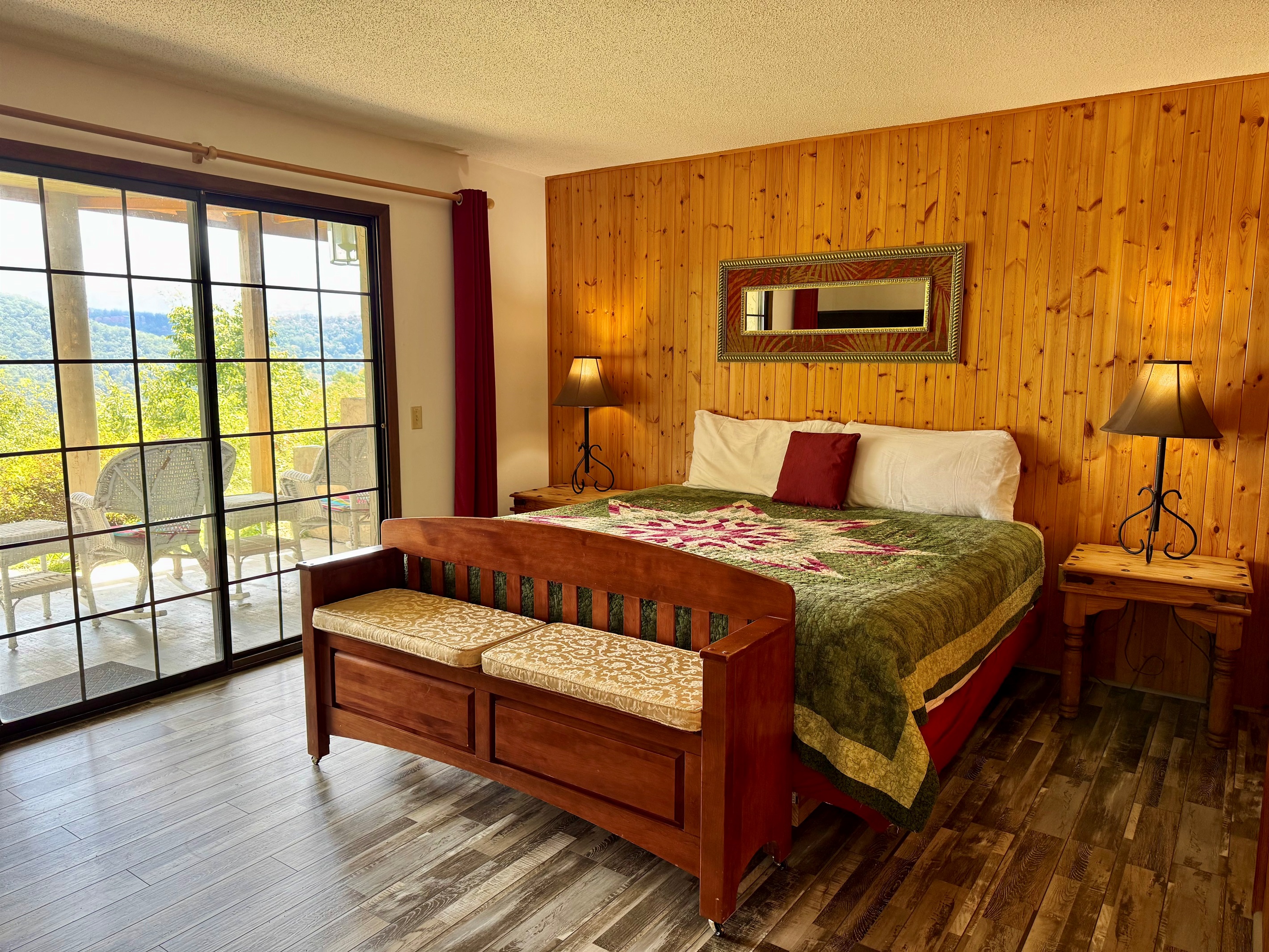 CHRISTMAS KING BEDROOM DOWNSTAIRS VIEW