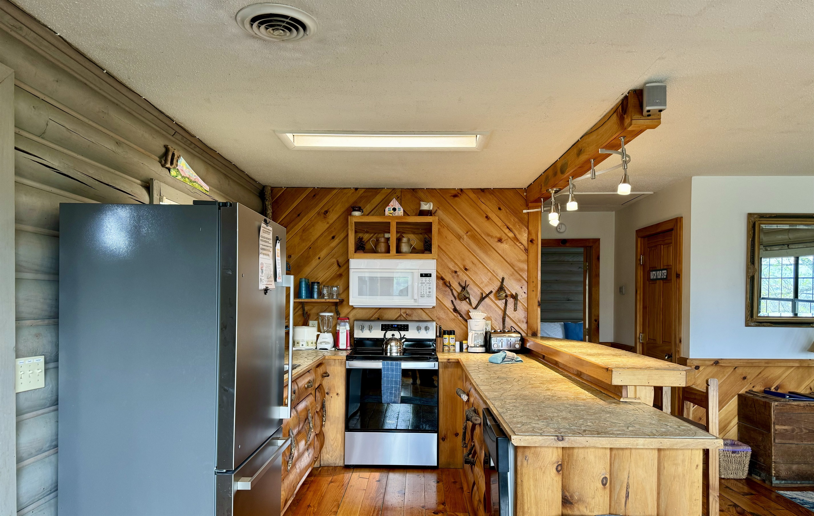 FULLY EQUIPPED UNIQUE KITCHEN