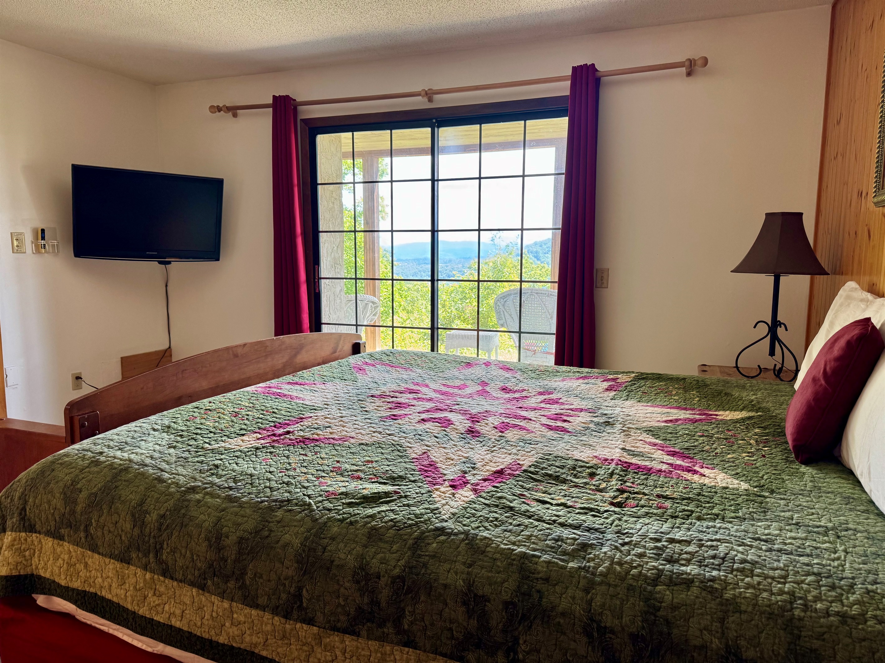 CHRISTMAS KING BEDROOM DOWNSTAIRS VIEW