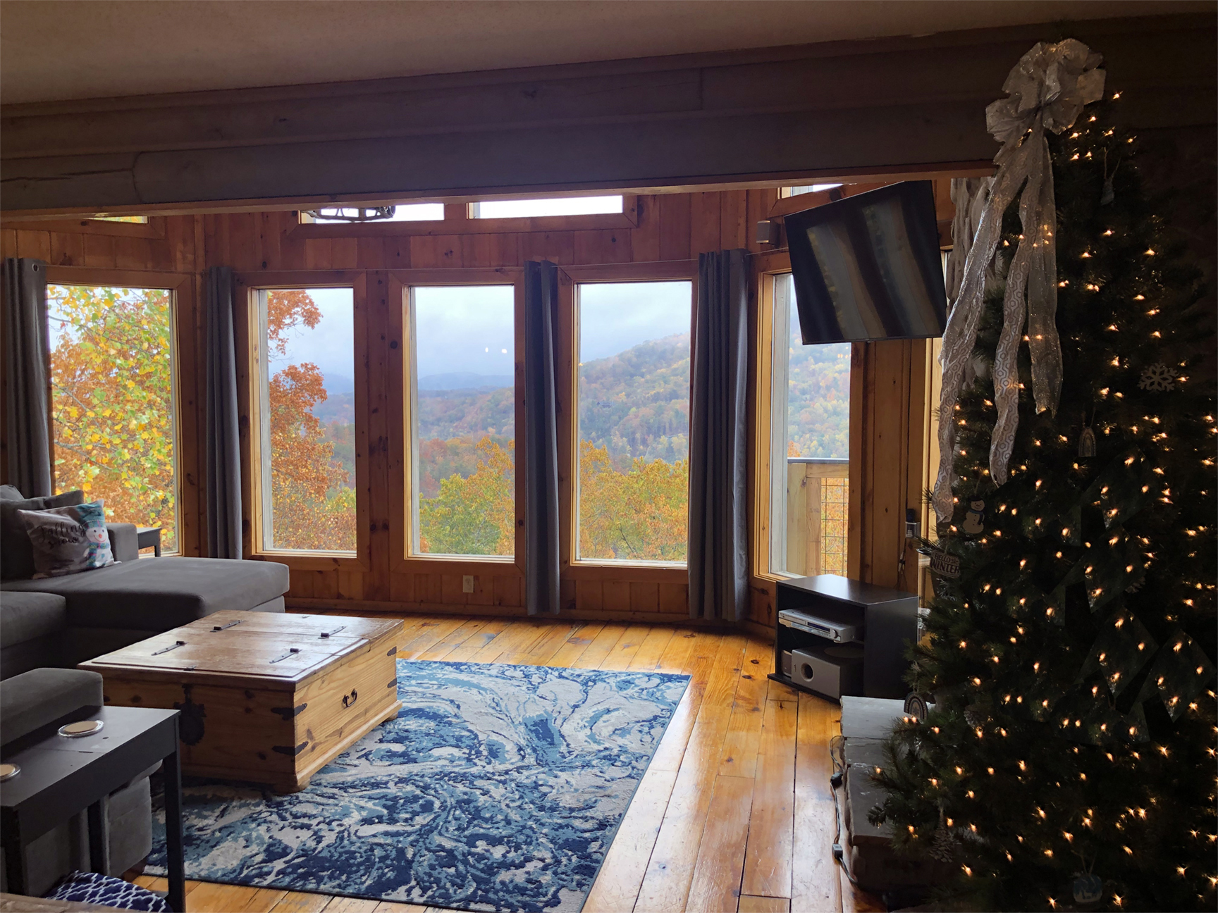 CHRISTMAS FAMILY ROOM VIEW