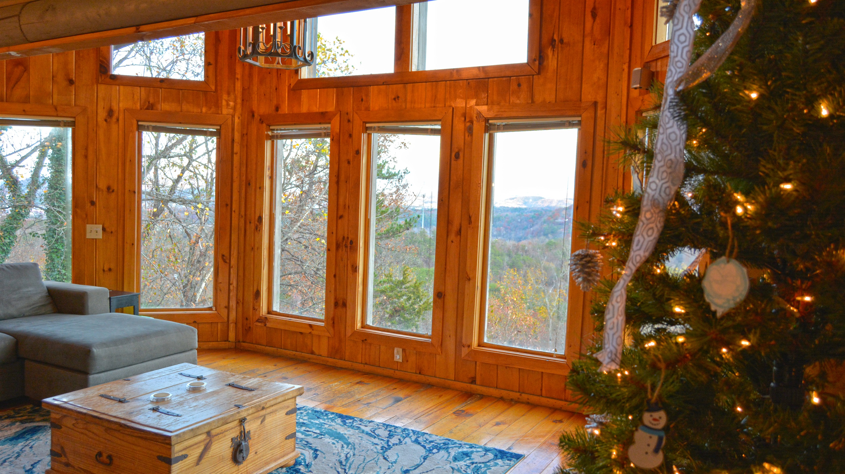 CHRISTMAS FAMILY ROOM VIEW