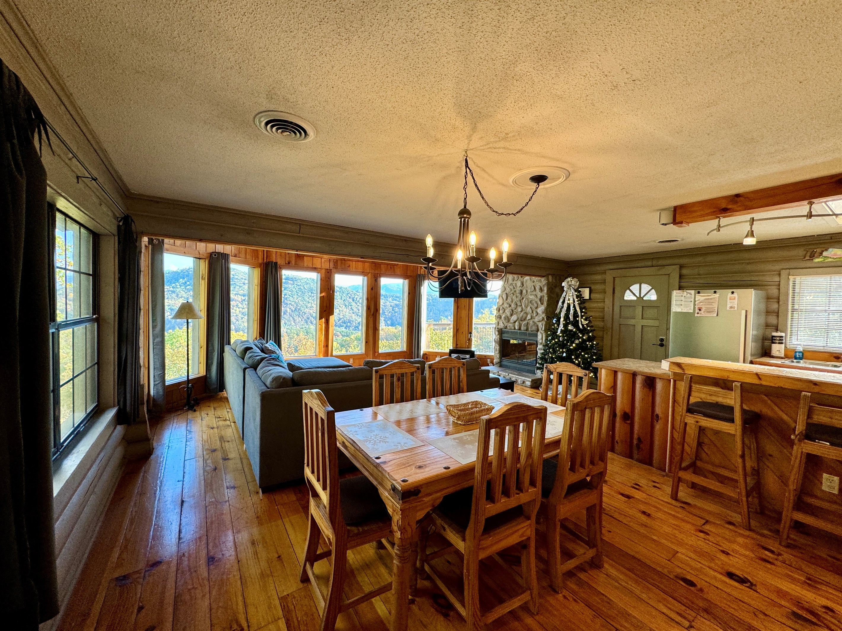 CHRISTMAS DINING ROOM VIEW