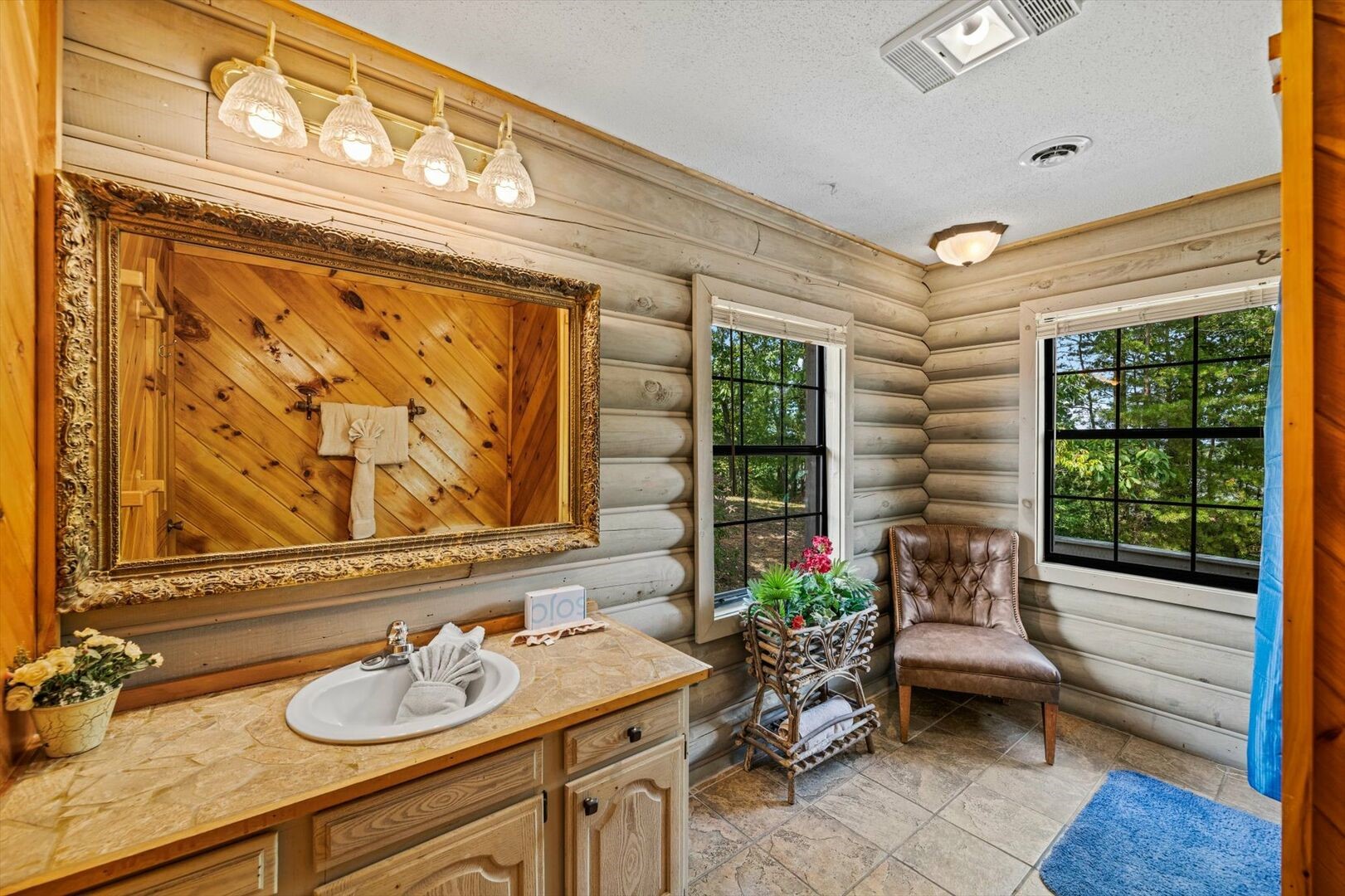 UPSTAIRS FULL BATHROOM