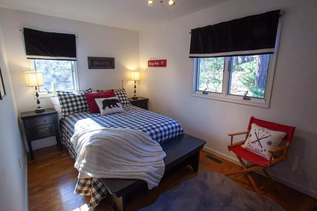 Cozy bedroom next to Master Bedroom (1). Note: there is a dresser but no closet, no private bathroom. Cozy bedroom next to Master Bedroom (1). Note: there is a dresser but no closet, no private bathroom. - Kettle View Lodge - Massanutten