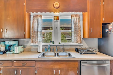 Retro kitchen with desert views right from the sink