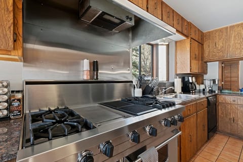 The Viking range gives home cooks a serious setup for big breakfasts, family dinners, or whatever culinary adventures strike.