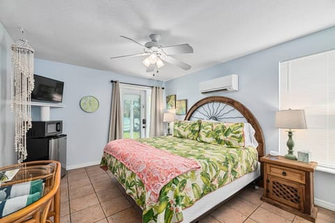 Crane Creek Inn Mangrove Suite: Waterfront Pool!