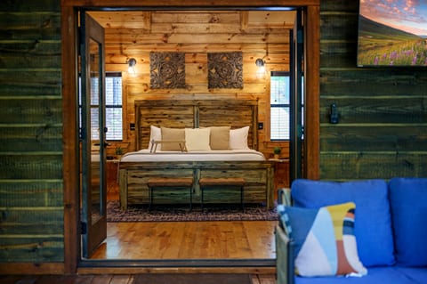 COUPLES CABIN ON THE CREEK