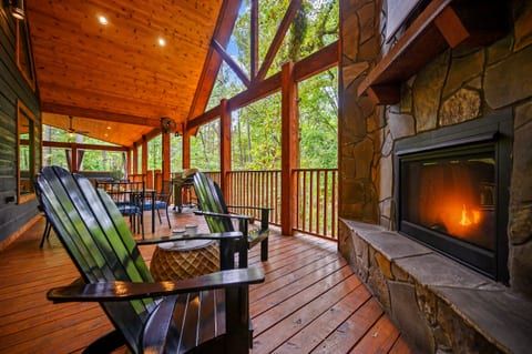 COUPLES CABIN ON THE CREEK