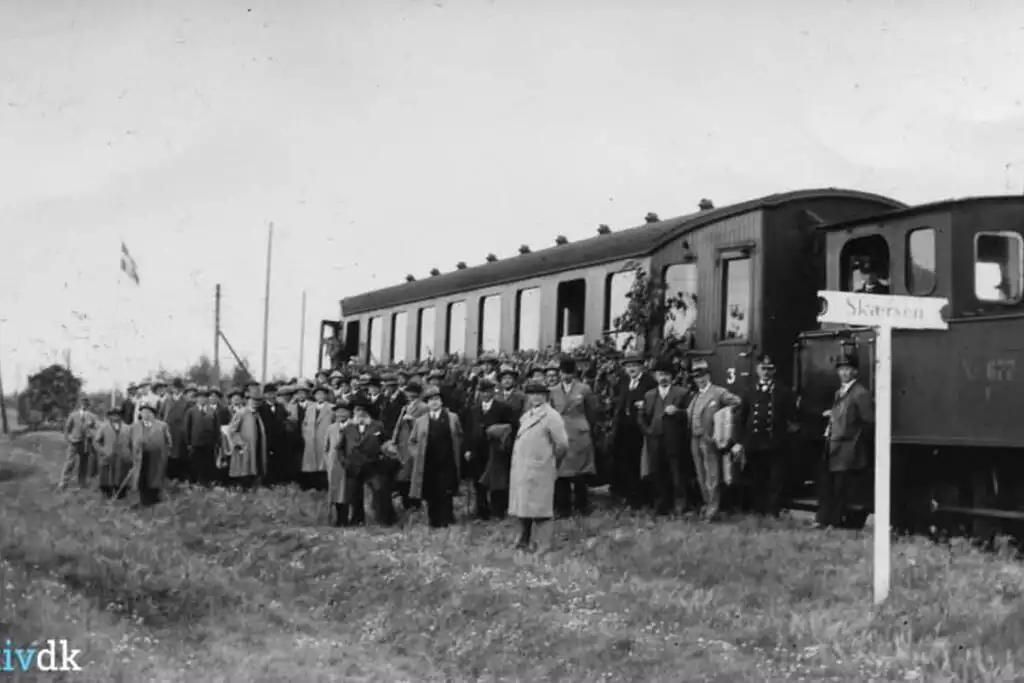 Train to Skærven. In the old days there was a train stop specifically at Skaerven. People would come to dance in the ballroom and enjoy the beach. Train to Skærven. In the old days there was a train stop specifically at Skaerven. People would come to dance in the ballroom and enjoy the beach. - Skærven Historic Beachfront Apartment B - Nyborg