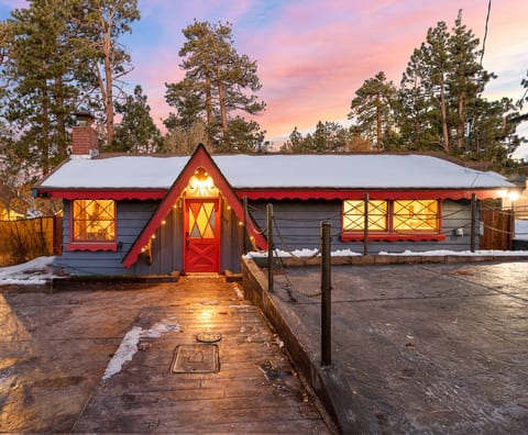 Sweet Sierra Big Bear is your mountain escape from the city. Walking distance to the Lake and 5 min drive or walk to the Village.