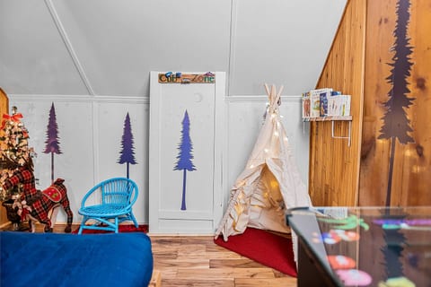 A perfect little loft space / bonus area, the "Cub Zone", best suited for a child or the young at heart. Featuring a retro style head to head arcade table with 500+ games, a cozy reading corner, a play tent, and a comfortable small single bed.