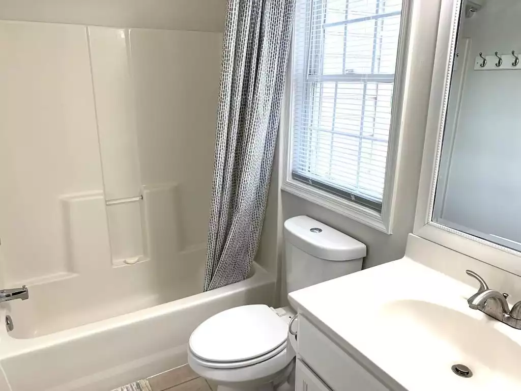 Jack and Jill bath that can be used as a private bath for the blue bedroom. - POOL, 2 Kings, 1 Queen, 3 Twins, 4BR/3.5Bath - Rehoboth Beach