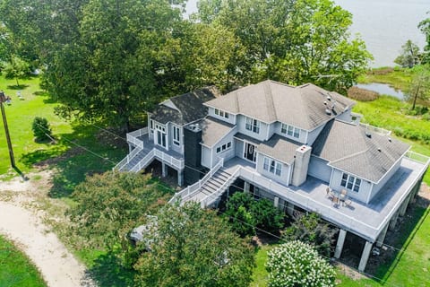 Waterfront Oasis W/ Pickleball Court & Hot tub