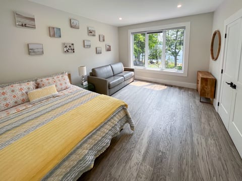 Mango Room - 1 Queen bed, and 1 Queen Sofa bed
