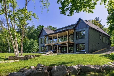 Rear of home facing waterfront 