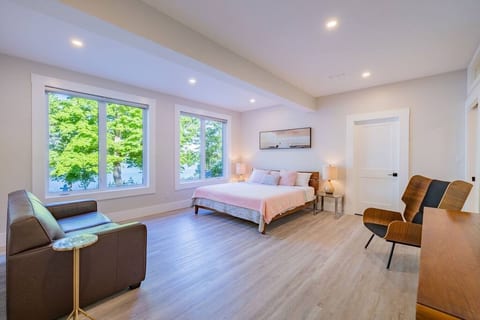 Bear Hug Room - 1 king bed, 1 double sofa bed 