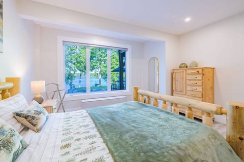 Forest Room - 1 queen bed  