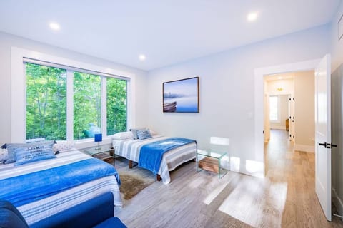 Canoe Room - 2 double beds, 1 single mini sofa bed 