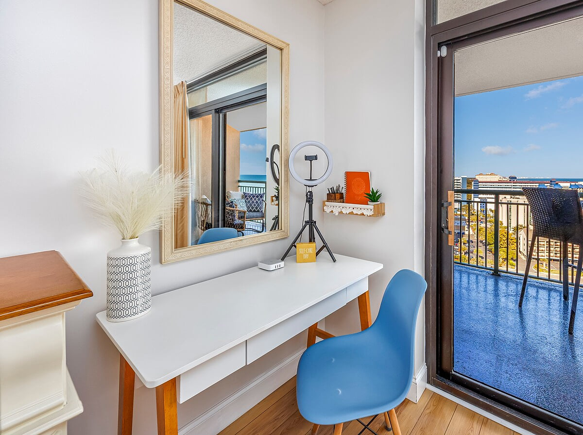  Work with an Ocean View
Need to check emails or take a Zoom call? This dedicated workspace with a desk and high-speed WiFi lets you stay connected—without missing out on those breathtaking ocean views.