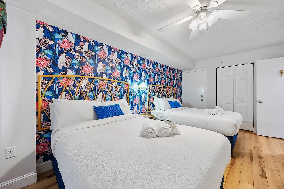 ️ Cozy & Stylish Guest Bedroom
This beautifully decorated bedroom with plush bedding and a sound machine ensures a restful night’s sleep for your family or friends.