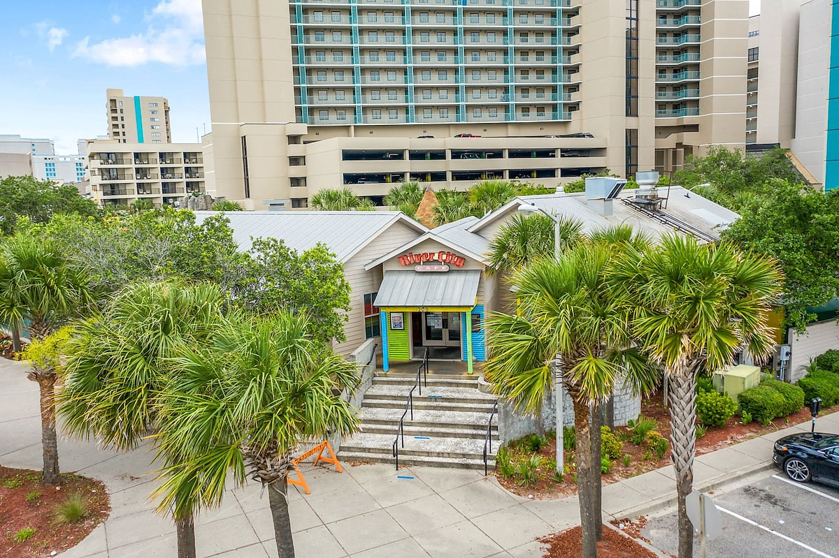 River City Cafe is onsite at Sand Dunes. Starbucks, next door, and in within a mile, there is Liberty Tap Room & Grill, Fiesta Mexican Restaurant, Blueberry’s Grill and the upscale Flamingo Grill. 